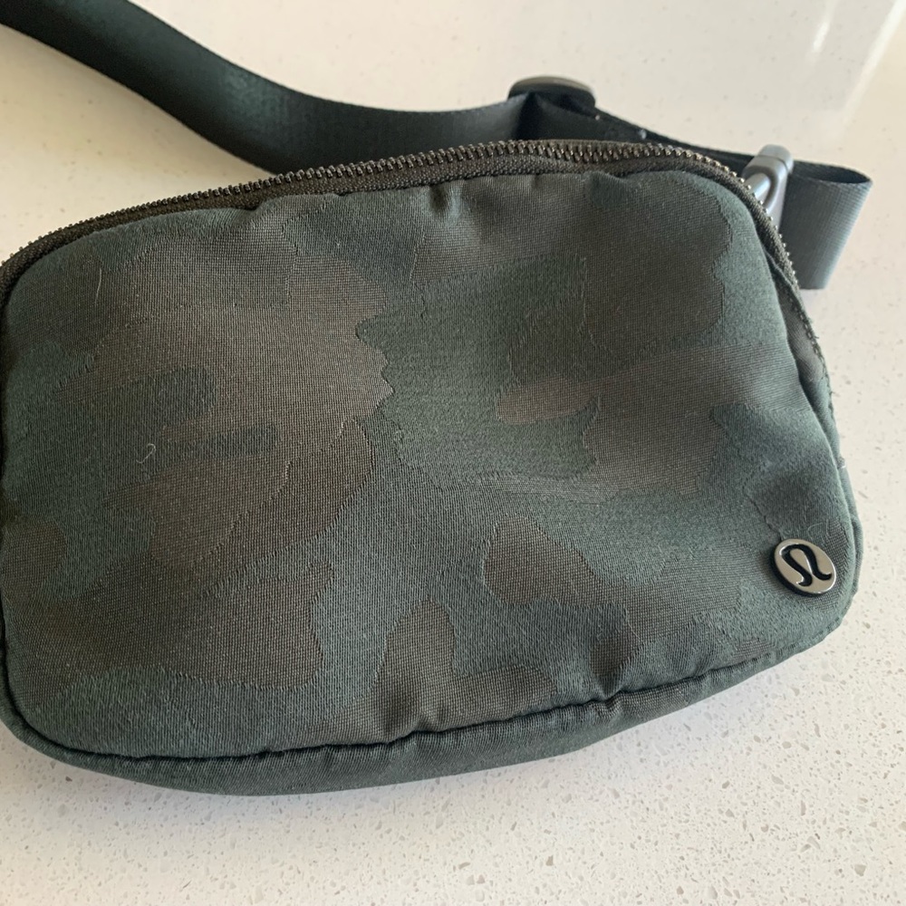Lululemon everywhere belt bag
